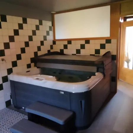 Grand Sauna Et Bain Bouillonnant 15 Pers * Cavron-Saint-Martin